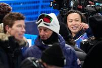 男子ハーフパイプ予選を終え笑顔を見せる平野歩夢。手前左はショーン・ホワイト氏（共同）