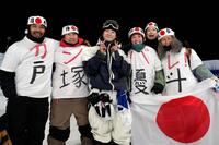 男子ハーフパイプ予選を終え、記念撮影に納まる戸塚優斗（中央）＝リビーニョ（共同）