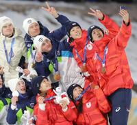 １０日の競技後、一緒に自撮りする（前列右から）高梨沙羅、丸山希、スロベニアのニカ・プレブツ。（後列同）二階堂蓮、小林陵侑、スロベニアのドメン・プレブツ（撮影・吉澤敬太）