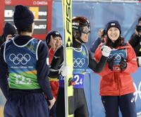 二階堂蓮（中央）の記録を見て、喜ぶ日本チーム（撮影・吉澤敬太）