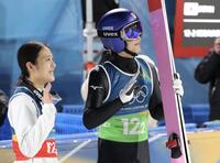 飛躍を終え笑顔の小林陵侑（右）と丸山希（撮影・吉澤敬太）