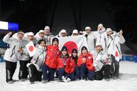 銅メダルを獲得し喜ぶ（前列中央左から）二階堂蓮、丸山希、高梨沙羅、小林陵侑ら日本チーム（撮影・吉澤敬太）