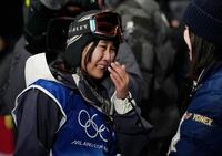 女子ビッグエアで金メダルを獲得し、感極まる村瀬心椛＝９日（共同）