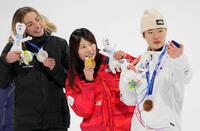 女子ビッグエアで金メダルを獲得し、表彰台で記念撮影する村瀬心椛（中央）ら＝９日（共同）