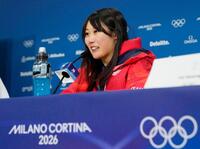 女子ビッグエアで金メダルを獲得し、記者会見する村瀬心椛＝９日（共同）