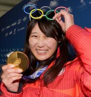 女子ビッグエアで金メダルを獲得し、笑顔で撮影に応じる村瀬心椛＝９日（共同）