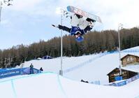 女子ハーフパイプ予選　エアを決める清水さら（共同）