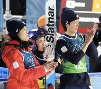 飛躍を終え笑顔の高梨沙羅（中央）、丸山希（左）、小林陵侑（撮影・吉澤敬太）