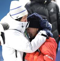 銅メダルを獲得し、伊藤有希（左）と抱き合い涙する高梨沙羅（撮影・吉澤敬太）