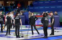 日本－スウェーデン　第８エンド、作戦を練る吉村（中央）ら＝コルティナダンペッツォ（共同）