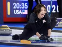 日本－スウェーデン　第６エンド、指示を出す吉村＝コルティナダンペッツォ（共同）