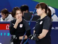 日本－スウェーデン　第７エンド、小谷（右）と話し合う吉村＝コルティナダンペッツォ（共同）