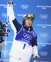 得点を確認して喜ぶ堀島行真＝リビーニョ・エアリアル・モーグルパーク（撮影・吉澤敬太）