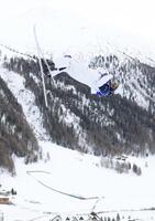 リビーニョの山々を背にエアを決める堀島行真。＝リビーニョ・エアリアル・モーグルパーク（撮影・吉澤敬太）