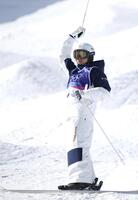 コースを見つめる堀島行真＝リビーニョ・エアリアル・モーグルパーク（撮影・吉澤敬太）