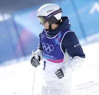 コースを見つめる堀島行真＝リビーニョ・エアリアル・モーグルパーク（撮影・吉澤敬太）