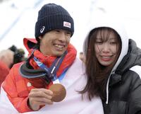 銅メダルを手に、妻の輝紗良さんと笑顔を見せる堀島行真＝リビーニョ・エアリアル・モーグルパーク（撮影・吉澤敬太）