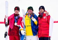 男子モーグルの表彰式でメダルを手にする（左から）銀のミカエル・キングズベリー、金のクーパー・ウッズ、銅の堀島行真＝リビーニョ（共同）