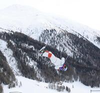 ミラノ・コルティナ五輪エアを決めるカナダのキングズベリー＝リビーニョ・エアリアル・モーグルパーク（撮影・吉澤敬太）