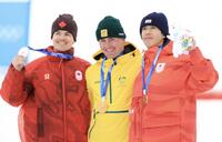 笑顔の（左から）、銀メダルのカナダのキングズベリー、金メダルの豪州のウッズクーパー、銅メダルの堀島行真＝リビーニョ・エアリアル・モーグルパーク（撮影・吉澤敬太）