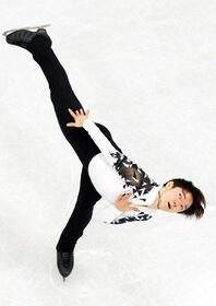 　演技する鍵山優真（共同）