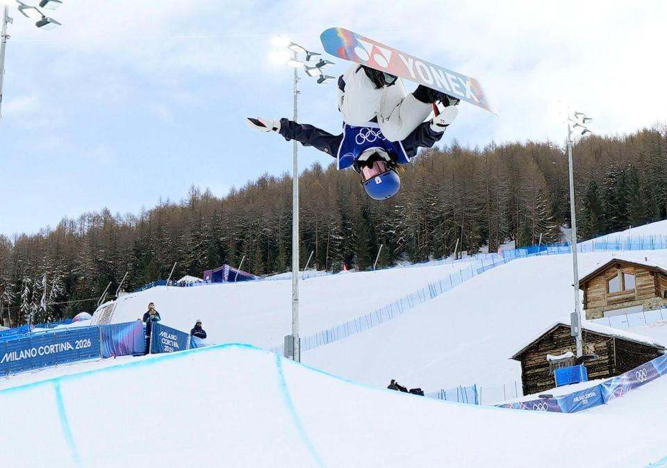女子ハーフパイプ予選　エアを決める清水さら（共同）