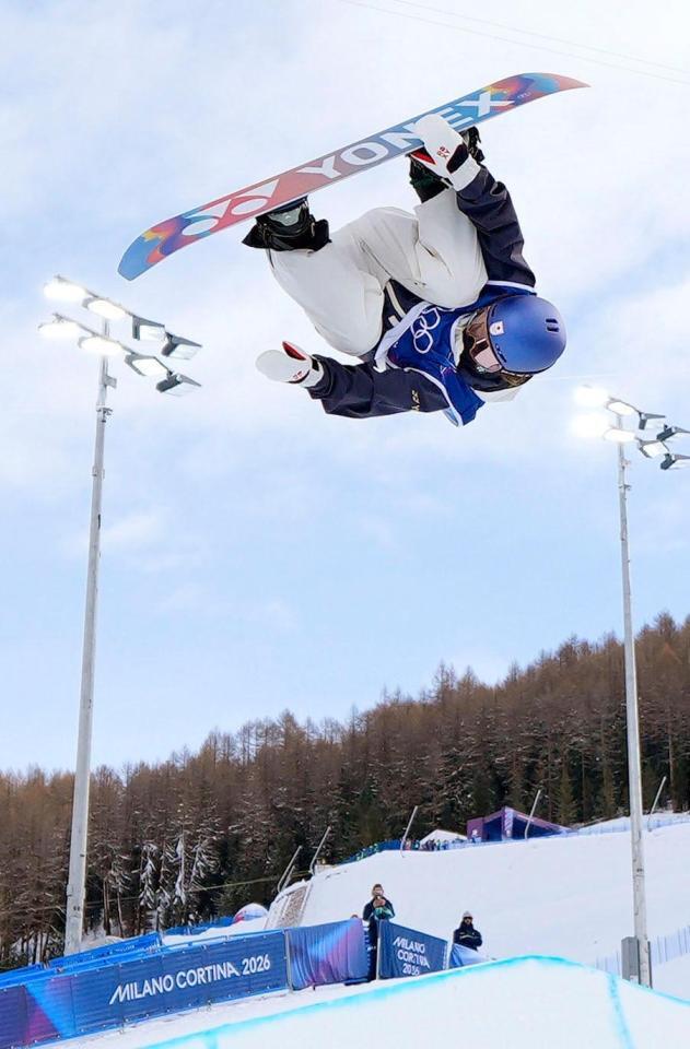 女子ハーフパイプ予選　エアを決める清水さら（共同）