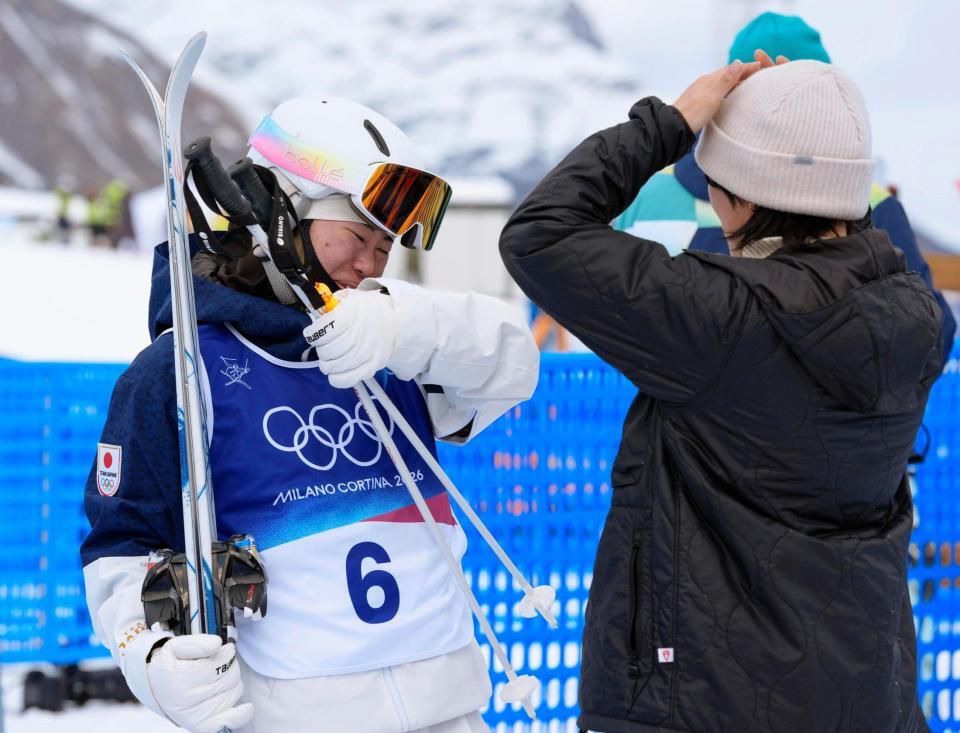 上村愛子さん（右）にねぎらわれ、涙ぐむ女子モーグルの冨高日向子＝リビーニョ（共同）