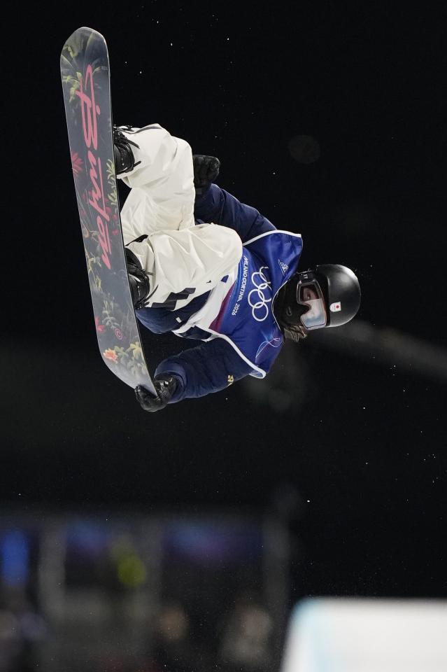 男子ハーフパイプ予選　エアを決める平野歩夢＝リビーニョ（共同）