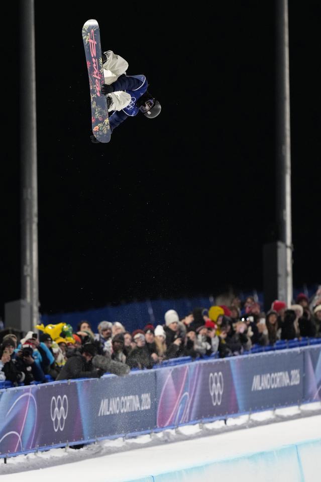 男子ハーフパイプ予選　エアを決める平野歩夢＝リビーニョ（共同）