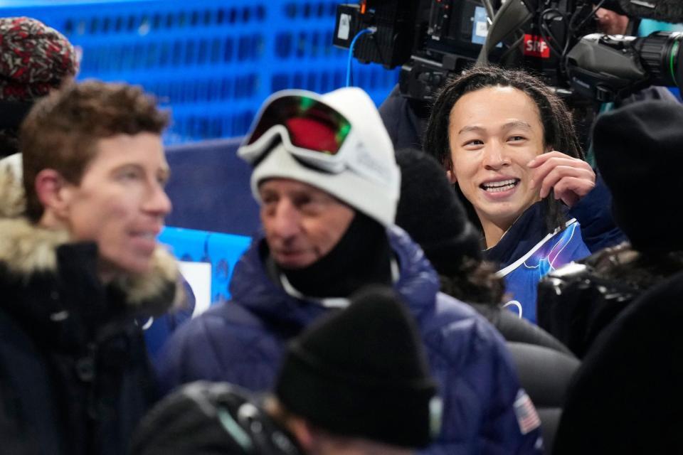 男子ハーフパイプ予選を終え笑顔を見せる平野歩夢。手前左はショーン・ホワイト氏（共同）