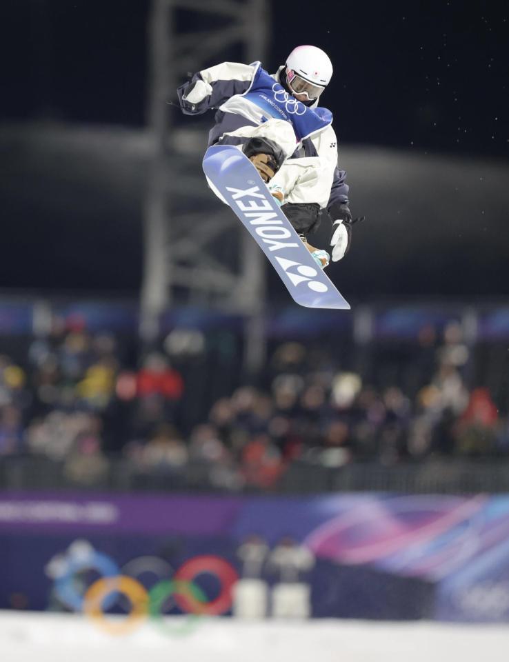 エアトリックを決める戸塚優斗（撮影・吉澤敬太）