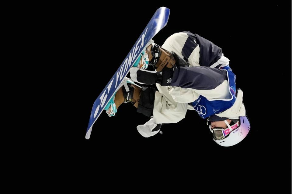 　男子ハーフパイプ予選　エアを決める戸塚優斗（共同）