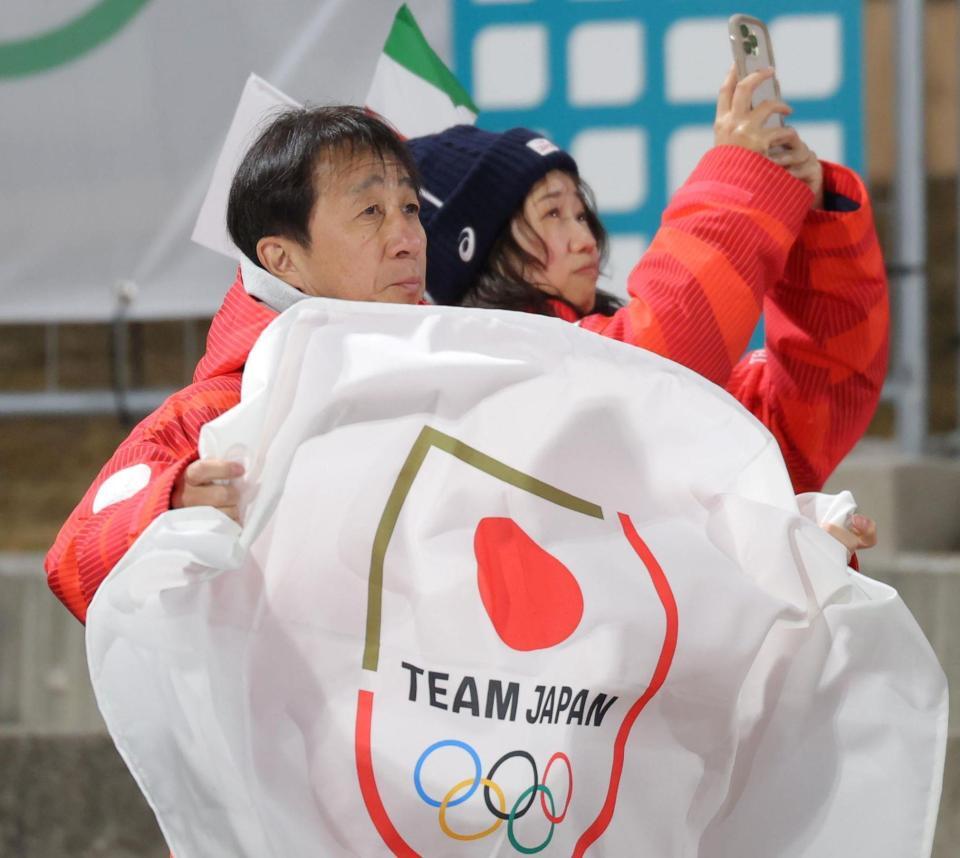 旗を振り選手を応援するＴＥＡＭ　ＪＡＰＡＮ・原田雅彦副団長（左）＝撮影・吉澤敬太