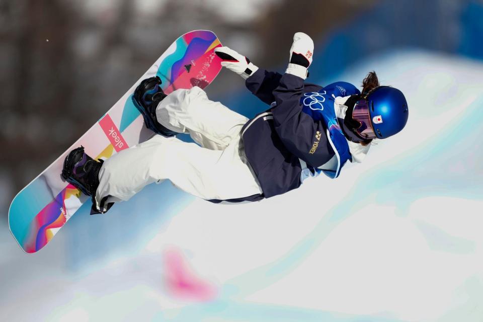 エアを決める清水さら＝リビーニョ（共同）