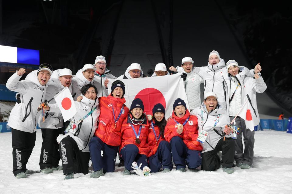 １０日に銅メダルを獲得し、喜ぶ（前列中央左から）二階堂蓮、丸山希、高梨沙羅、小林陵侑ら日本チーム（撮影・吉澤敬太）
