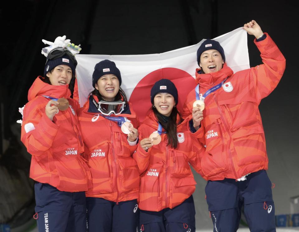 銅メダルを獲得し喜ぶ（左から）二階堂蓮、丸山希、高梨沙羅、小林陵侑の日本チーム