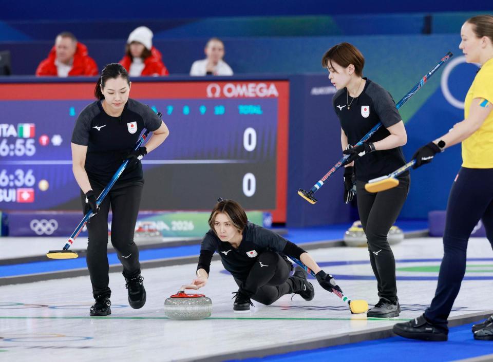 日本－スウェーデン　第１エンド、ショットを放つ吉村。左は近江谷、右は小野寺（共同）