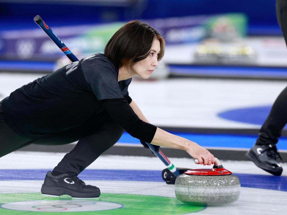 日本－スウェーデン　第２エンド、ショットを放つ吉村（共同）