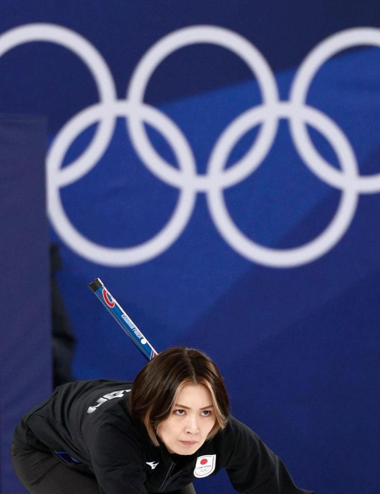 日本－スウェーデン　第８エンド、ショットに臨む吉村＝コルティナダンペッツォ（共同）