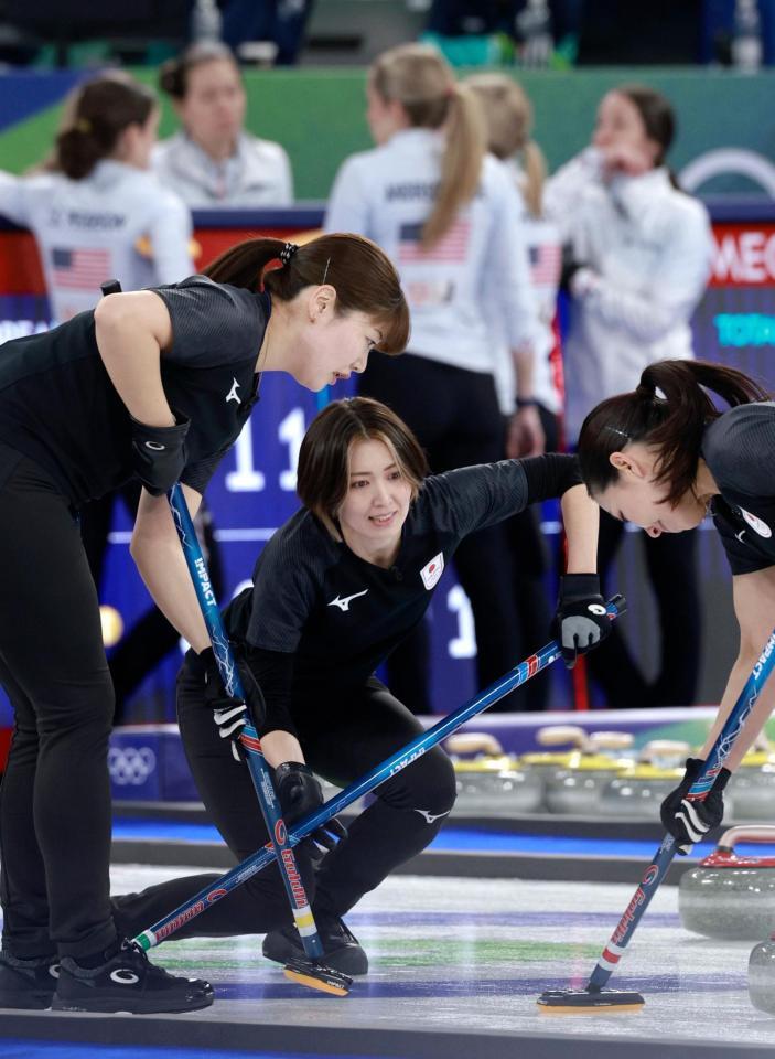 日本－スウェーデン　第６エンド、プレーする吉村。左は小谷、右は近江谷＝コルティナダンペッツォ（共同）