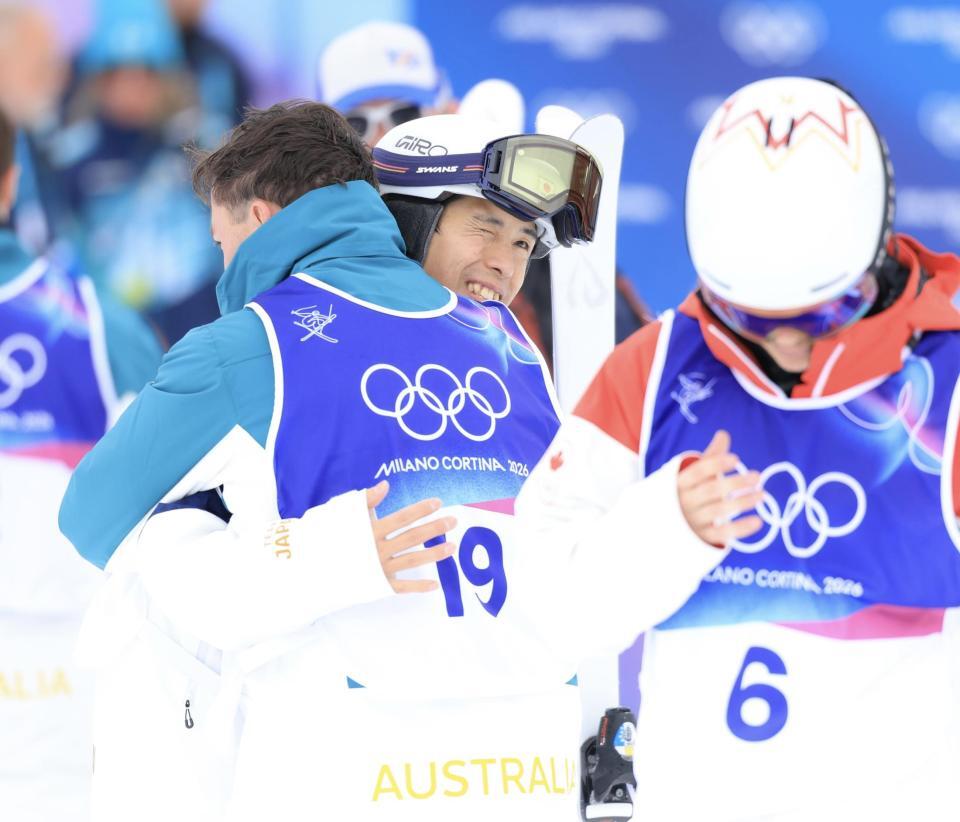 銅メダルとなり、金メダルの豪州選手と抱き合う堀島行真＝リビーニョ・エアリアル・モーグルパーク（撮影・吉澤敬太）