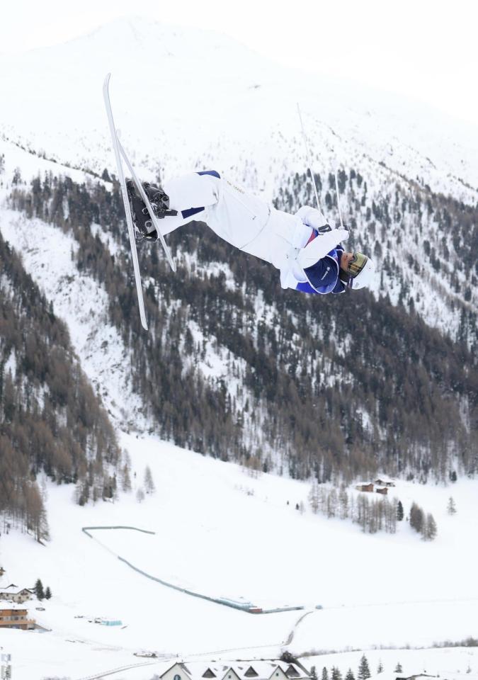 リビーニョの山々を背にエアを決める堀島行真。＝リビーニョ・エアリアル・モーグルパーク（撮影・吉澤敬太）