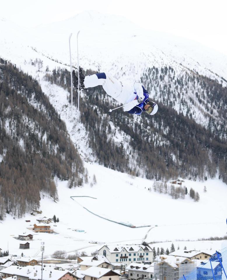 決勝でエアを決める堀島行真＝リビーニョ・エアリアル・モーグルパーク（撮影・吉澤敬太）