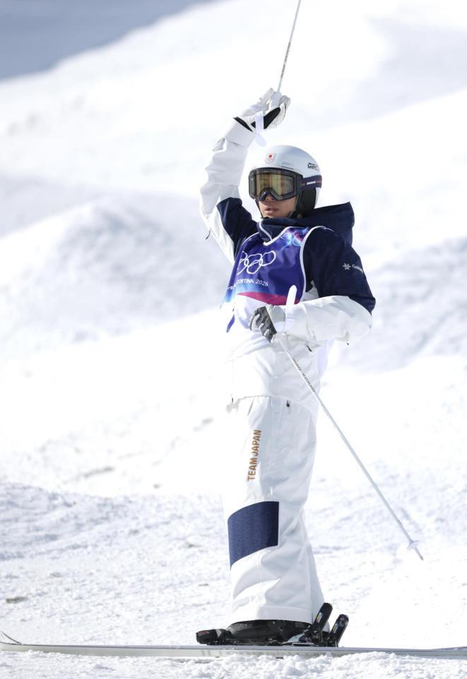 コースを見つめる堀島行真＝リビーニョ・エアリアル・モーグルパーク（撮影・吉澤敬太）