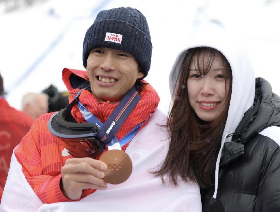 妻の横で笑顔を見せる堀島行真＝リビーニョ・エアリアル・モーグルパーク（撮影・吉澤敬太）