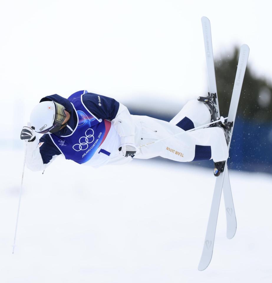 エアを決める堀島行真＝リビーニョ・エアリアル・モーグルパーク（撮影・吉澤敬太）