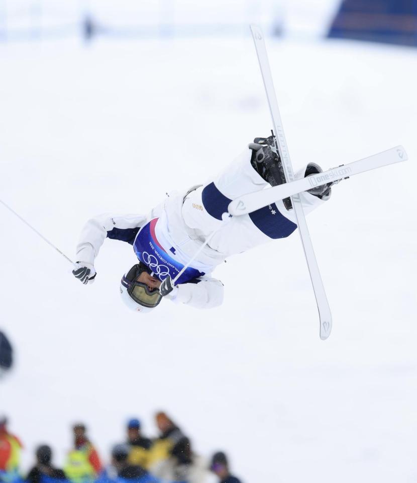 エアを決める堀島行真＝リビーニョ・エアリアル・モーグルパーク（撮影・吉澤敬太）