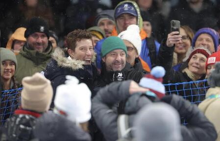 笑顔でインタビューに答えるショーン・ホワイト氏（中央左）リビーニョ・スノーパーク（撮影・吉澤敬太）