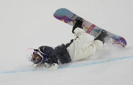 子ハーフパイプ決勝　着地でバランスを崩した冨田せな＝リビーニョ（共同）